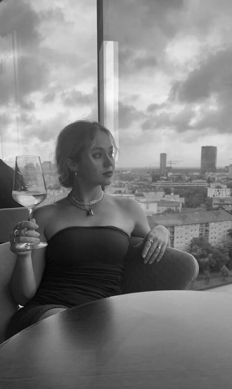 Brec Bassinger ポルノスター パーフェクト 画像