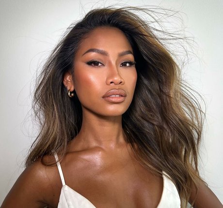 UN YA エロティックなポルノスター ギャラリー