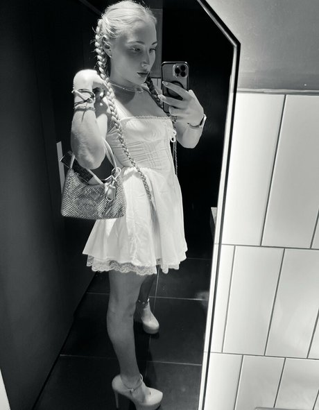 ストリップショー オンリーファンズ ホット裸 写真