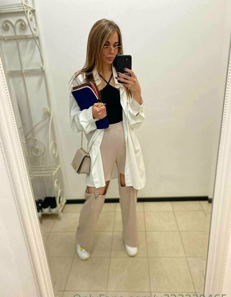 パイズリ オンリーファンズ エロチック 写真