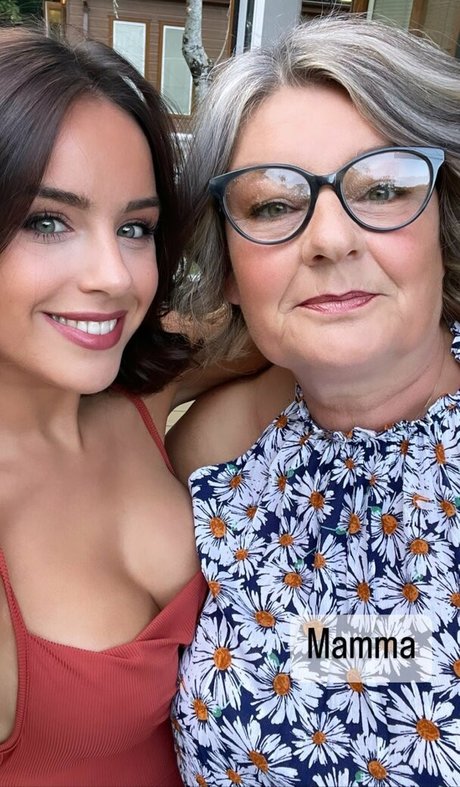 カーリーエボニーオンリーファンズ セクシー 画像