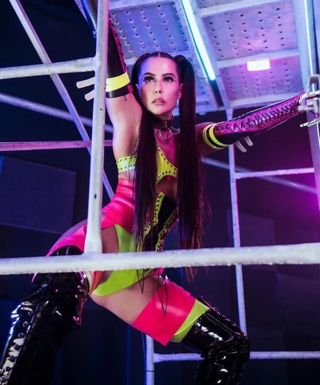 曲線美のブロンドオンリーファンズ 美しいヌード 写真