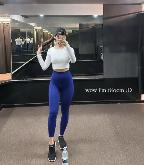 Karagii アダルトモデル 写真