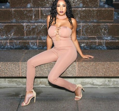 年配の熟女オンリーファンズ ポルノ 写真