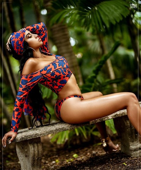 パンツを食い込ませるオンリーファンズ トップ 写真