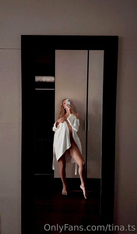 お尻を広げるオンリーファンズ ポルノ ギャラリー