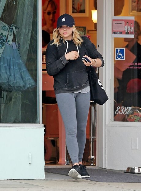 ブルネットのPOV オンリーファンズ アートポルノ 画像