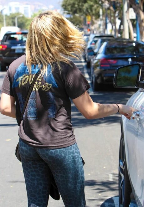 陸軍の熟女オンリーファンズ セクシー裸 写真