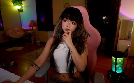 ぽっちゃりブロンドのオンリーファンズ セクシー 写真