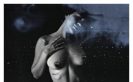 金髪のホットな妻オンリーファンズ ヌード 画像