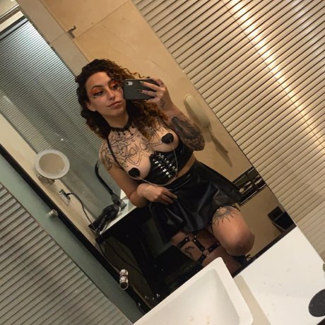 小さなおっぱいオンリーファンズ エロ 画像