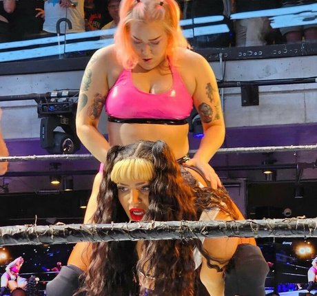 シャワー3P オンリーファンズ アート裸 ギャラリー