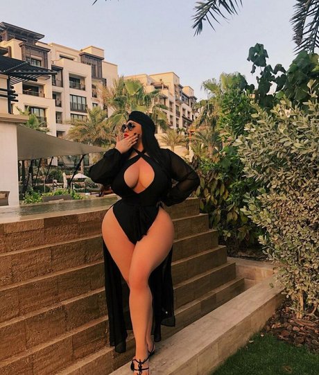 セクシーなブルネットのオンリーファンズ ホットヌード 写真