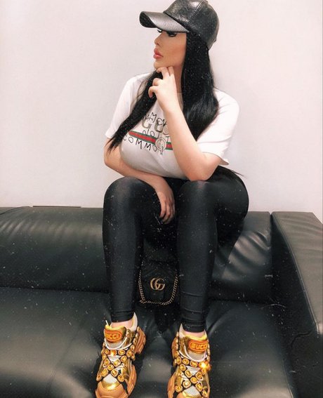 曲線美のランジェリーオンリーファンズ 可愛い 写真