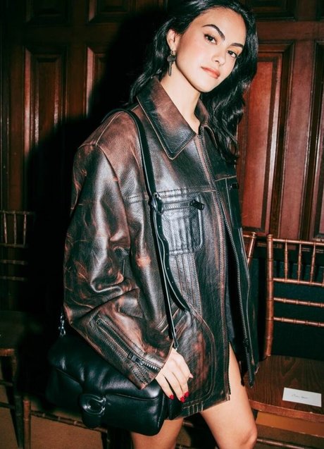 Camila Mendes かわいいモデル 写真