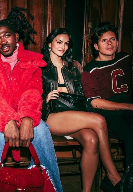 Camila Mendes ポルノモデル 画像