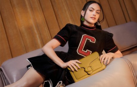 Camila Mendes ポルノスター 独占 写真