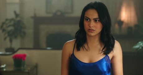 Camila Mendes ポルノスター 美しい ギャラリー