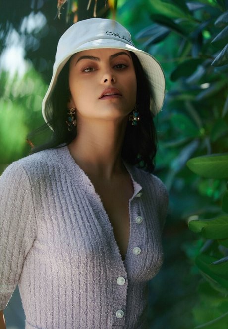 Camila Mendes 完璧なポルノスター 画像