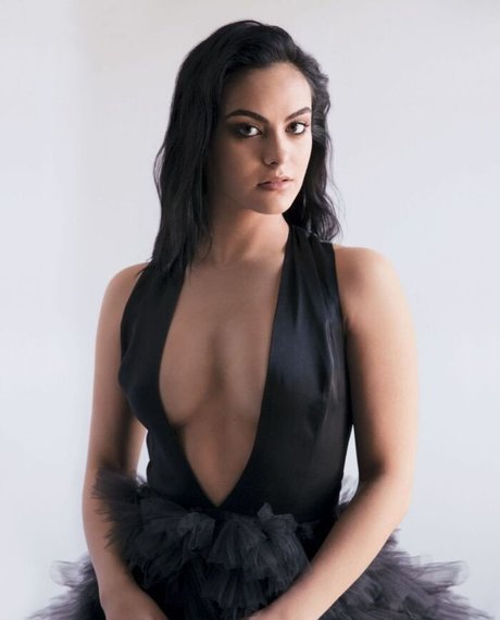 Camila Mendes ポルノスター 無料 写真