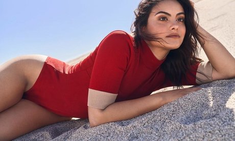 Camila Mendes スター ヌード 写真