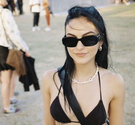 Camila Mendes 無料のスター ギャラリー