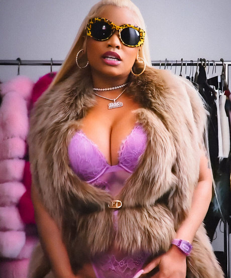 アウトドア 熟女 オンリーファンズ 裸 写真