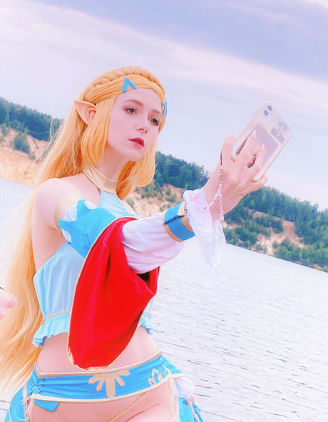 曲線美のブロンドオンリーファンズ 無料 画像