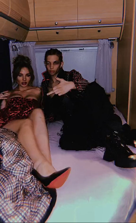 アウトドア 熟女 オンリーファンズ アダルト 写真