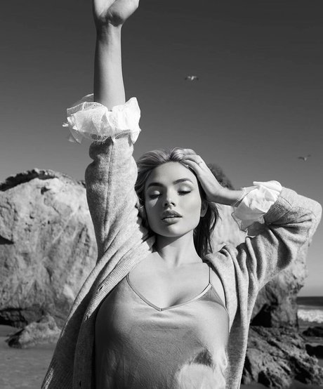 曲線美のxxx オンリーファンズ ホット裸 写真