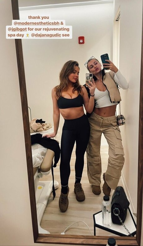 Natalie Alyn Lind 裸のスター 写真