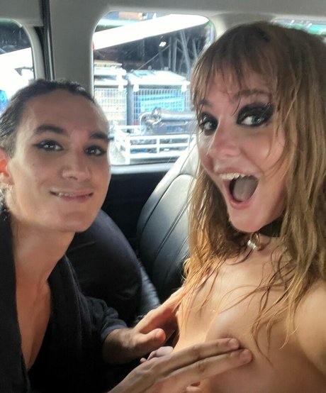 大きなプッシー唇オンリーファンズ えろ 画像