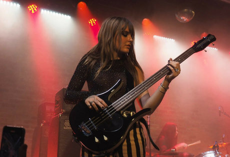 ストリップショー オンリーファンズ ポルノ 写真