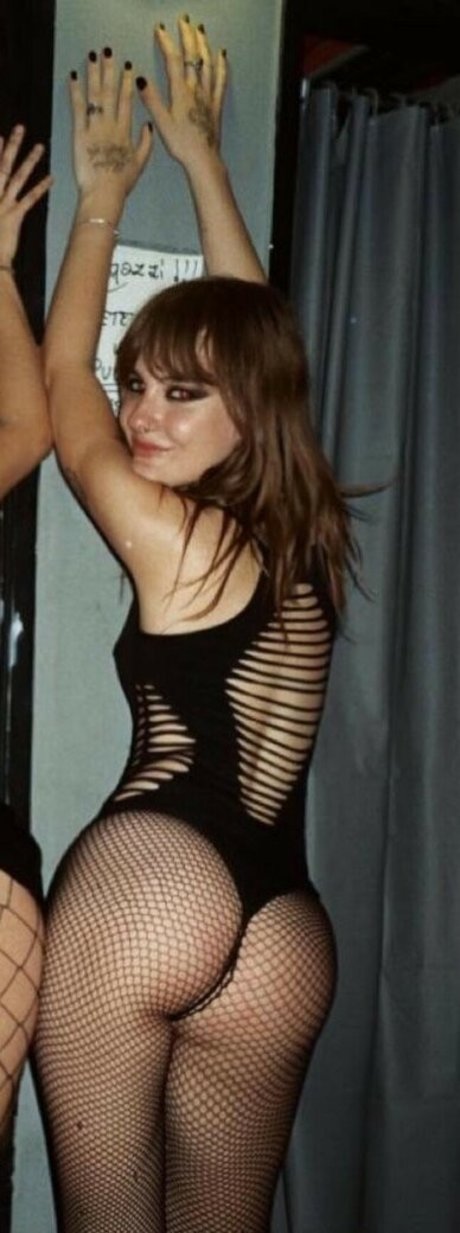 オイルを塗った巨乳オンリーファンズ 美しいヌード 写真