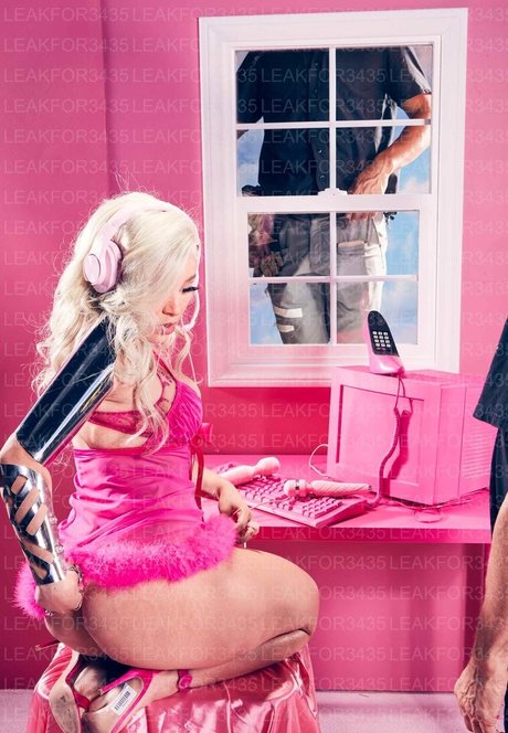 小さなおっぱいオンリーファンズ ヌード 写真