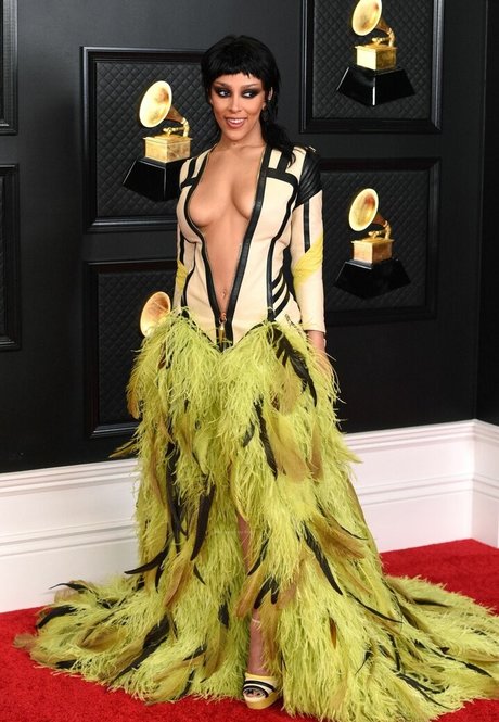 ニューハーフオンリーファン ホットヌード 写真