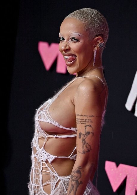 センターフォールド オンリーファンズ アダルト無料 写真