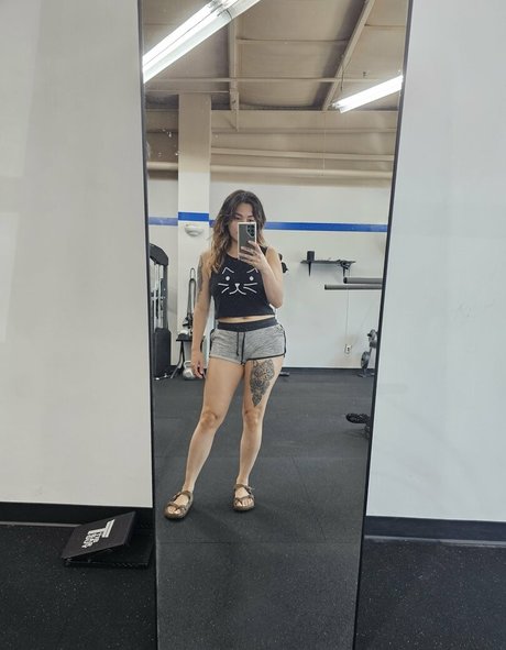 ティックトックスター オンリーファンズ トップ 写真