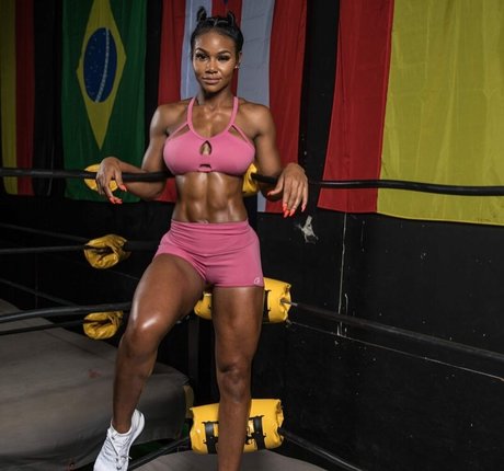 指マン 潮吹き オンリーファンズ 無料 写真