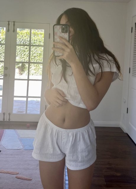 女性インフルエンサーオンリーファンズ ポルノ 画像