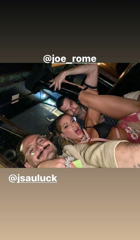 ミラーセルフィーオンリーファンズ アート裸 写真