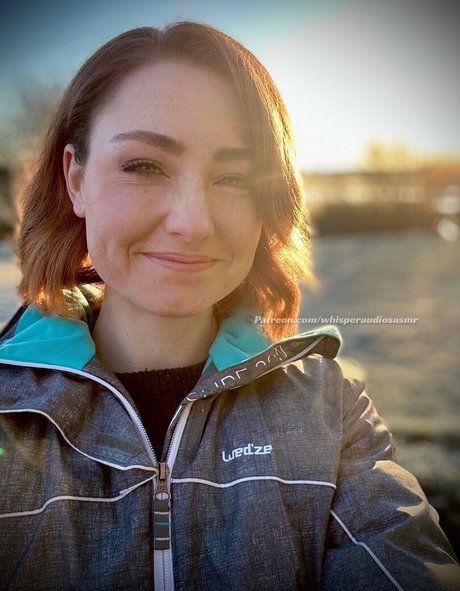 WhisperAudios ASMR ホットモデル 画像