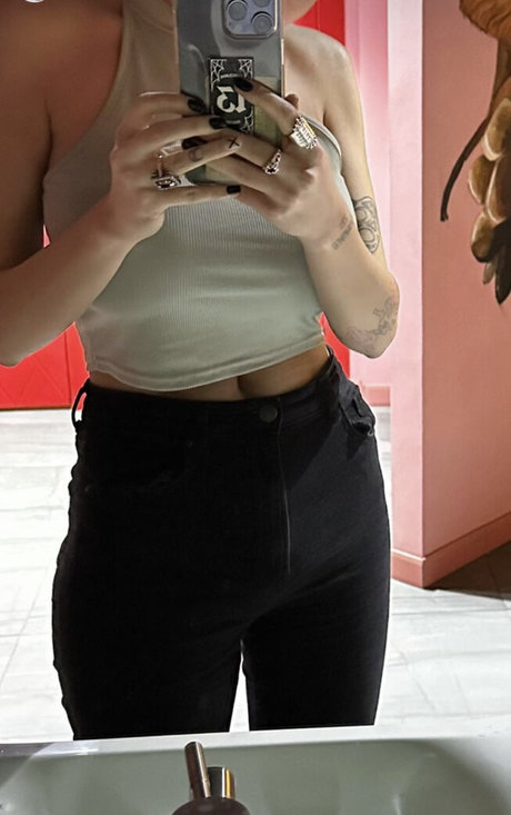 イギリスのおばあちゃんオンリーファンズ ホットヌード 写真