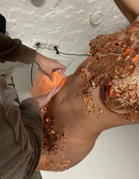 エモな痴女オンリーファンズ 無料裸 写真