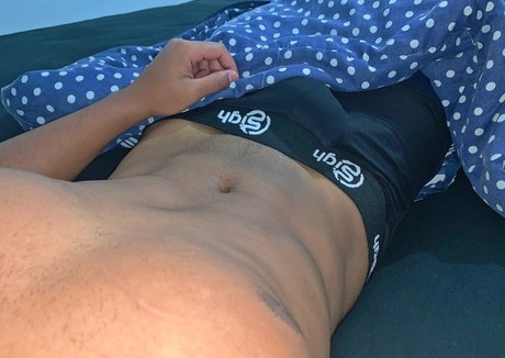 小さなおっぱいオンリーファンズ エロ 画像