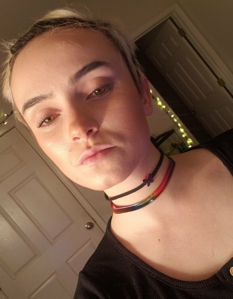 太った足のオンリーファンズ アート裸 画像