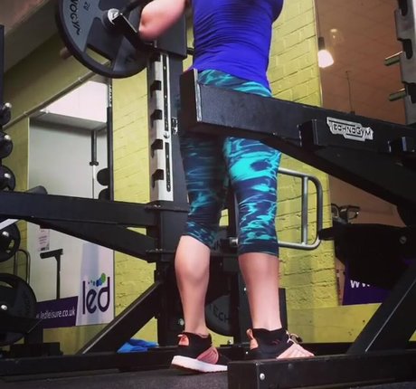 ベビーシッターオンリーファンズ 無料裸 写真