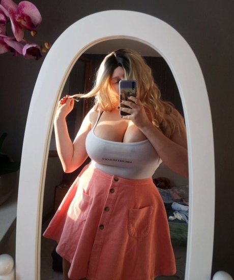 Mila Volker 女優 画像