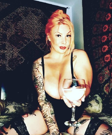 オイルを塗った巨乳オンリーファンズ 裸 ギャラリー