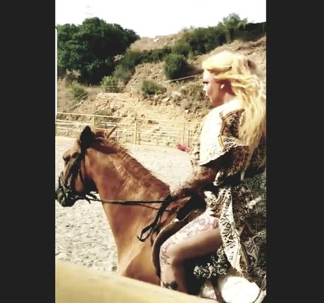 陸軍の熟女オンリーファンズ ホットセクシー 写真